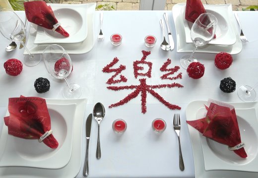 Tischdeko-online mit dem roten Mustertisch Asia. Tisch 3. Bild 1. Yingyang, Kuwa-Stöckchen, rote und schwarze Rattankugel, Streudeko. Alles für Ihre Hochzeit als Tischdekoration oder die private Feier.